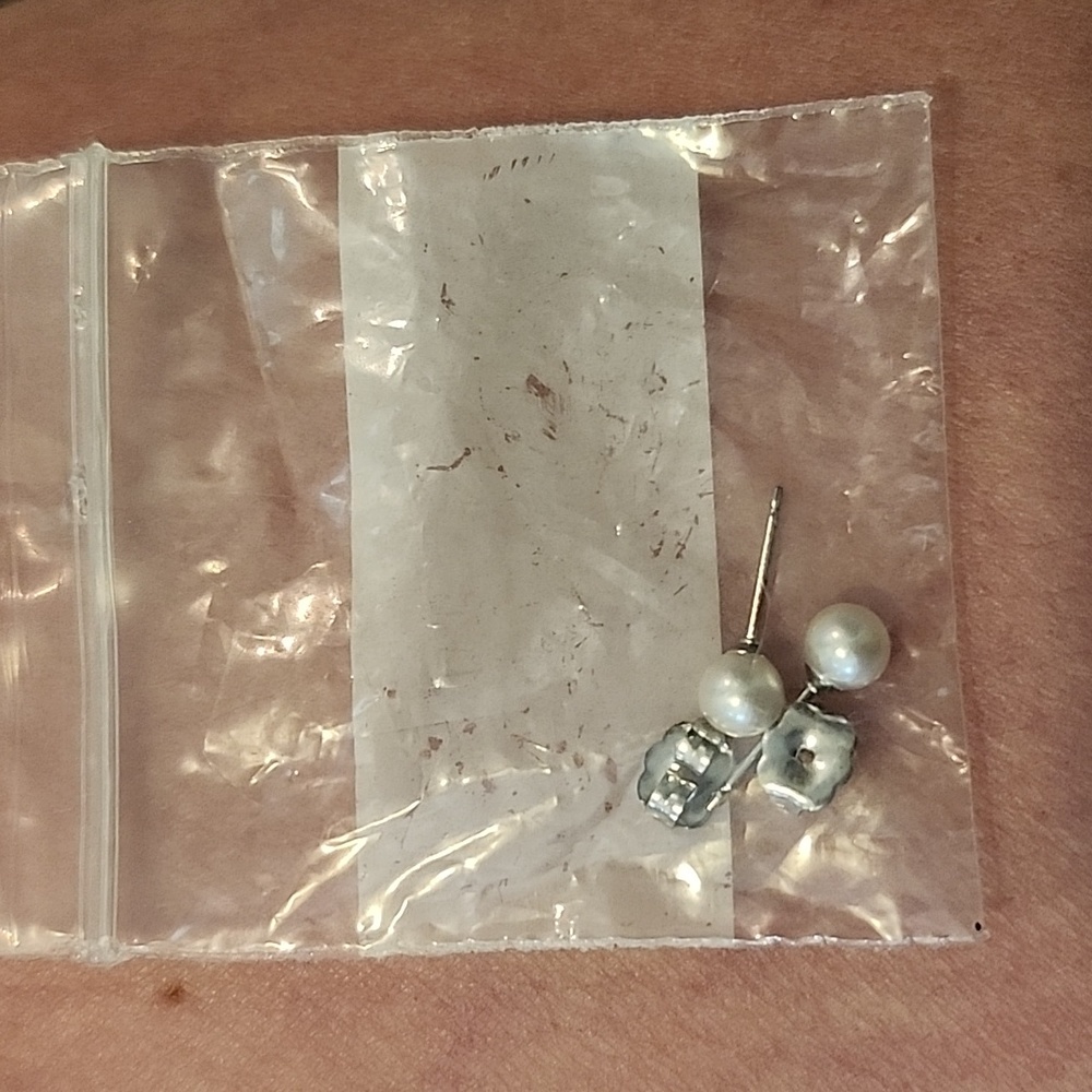 Pearl studs